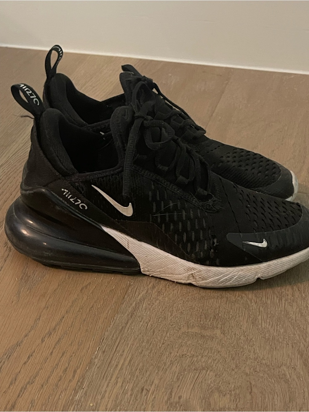 Nike Air Max 270 boys  Black with White Accents Sneakers - Picture 2 of 8